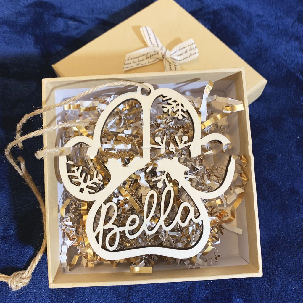 Decorazioni natalizie creative personalizzate con nome di cane e zampa di cane