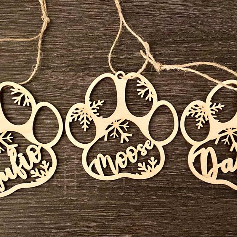 Decorazioni natalizie creative personalizzate con nome di cane e zampa di cane